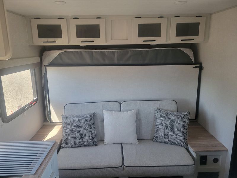 Used 2024 FOREST RIVER NO BOUNDRIES 19.3 Image 9