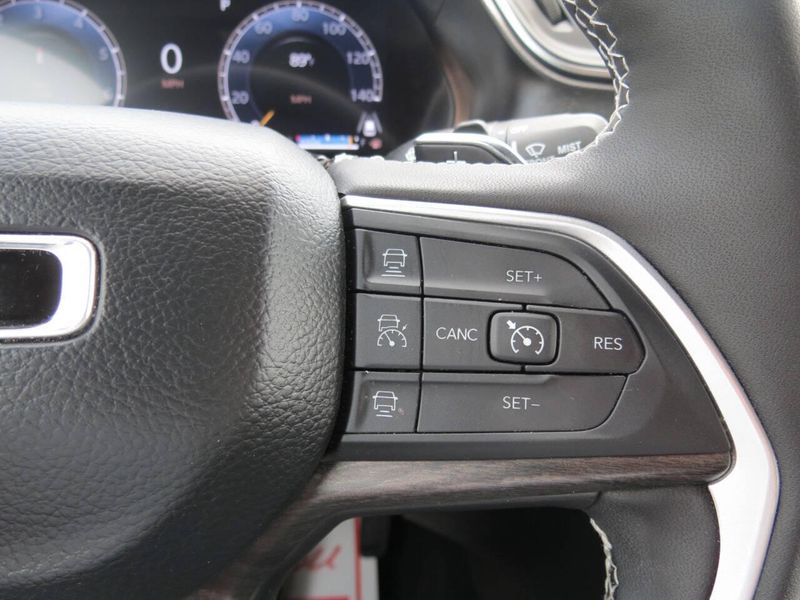 Used 2025 Jeep Grand Cherokee Limited 4x4 4dr SUVImage 11