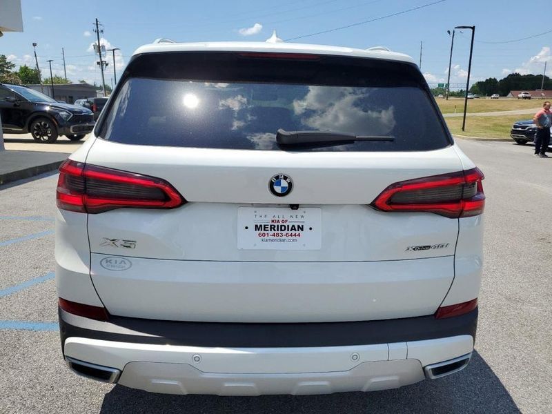 2020 BMW X5 Sports Activity Vehicle xDrive40i in a Mineral White Metallic exterior color and Ivory Whiteinterior. Johnson Dodge 601-693-6343 pixelmotiondemo.com 