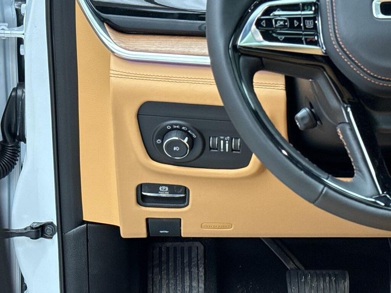 New 2026 Jeep Grand Cherokee Summit 4x4Image 12