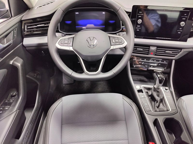 Used 2025 Volkswagen Jetta SE w/SunroofImage 15