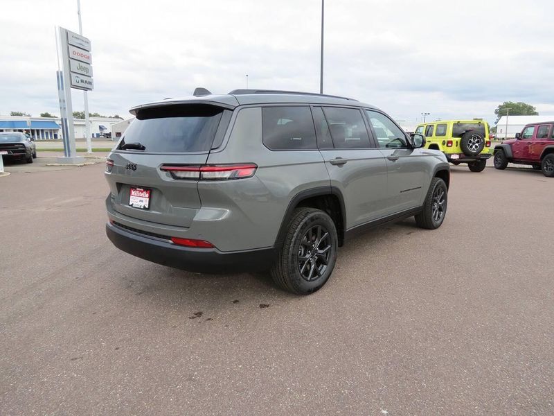 New 2027 Jeep Grand Cherokee L Laredo Altitude 4x4Image 4
