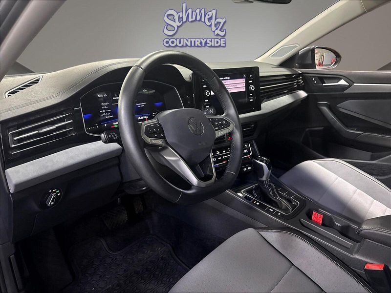 Used 2025 Volkswagen Jetta SE w/SunroofImage 21