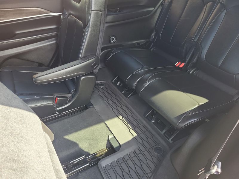 Used 2024 Jeep Grand Cherokee L LimitedImage 9