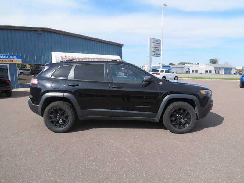 Used 2019 Jeep Cherokee Trailhawk 4x4 4dr SUVImage 1