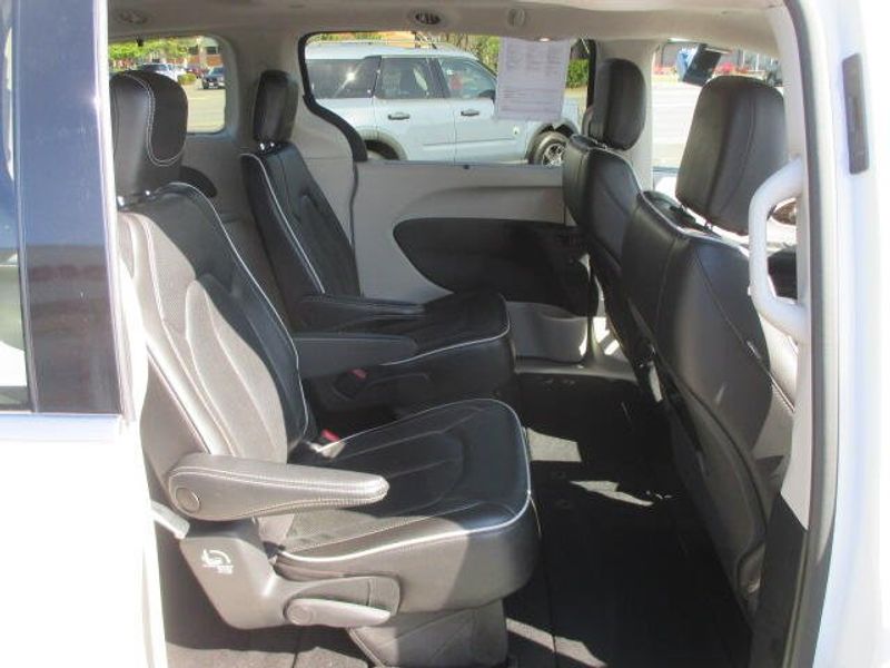 Used 2023 Chrysler Pacifica LimitedImage 30