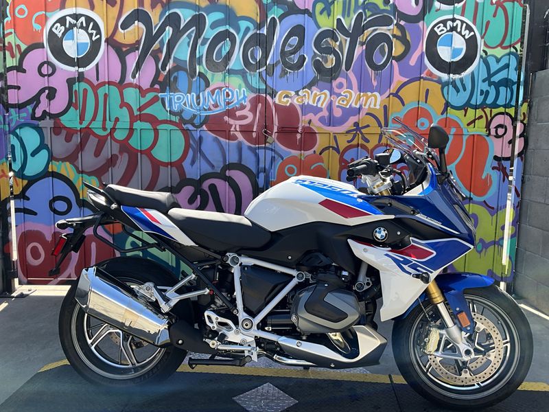 2023 BMW R1250RS in a LIGHT WHITE / RACING BLUE exterior color. BMW Motorcycles of Modesto 209-524-2955 bmwmotorcyclesofmodesto.com 