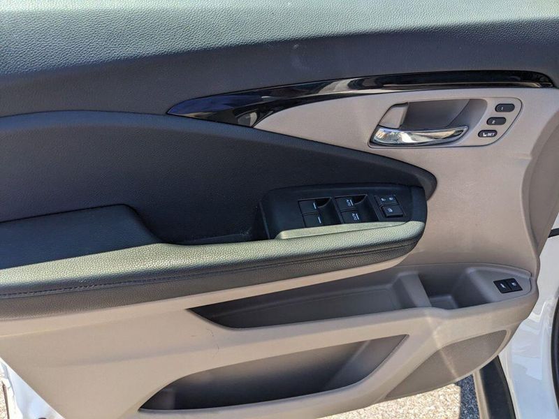 2022 Honda Pilot Touring 7-Passenger in a Platinum White Pearl exterior color and Beigeinterior. Johnson Dodge 601-693-6343 pixelmotiondemo.com 