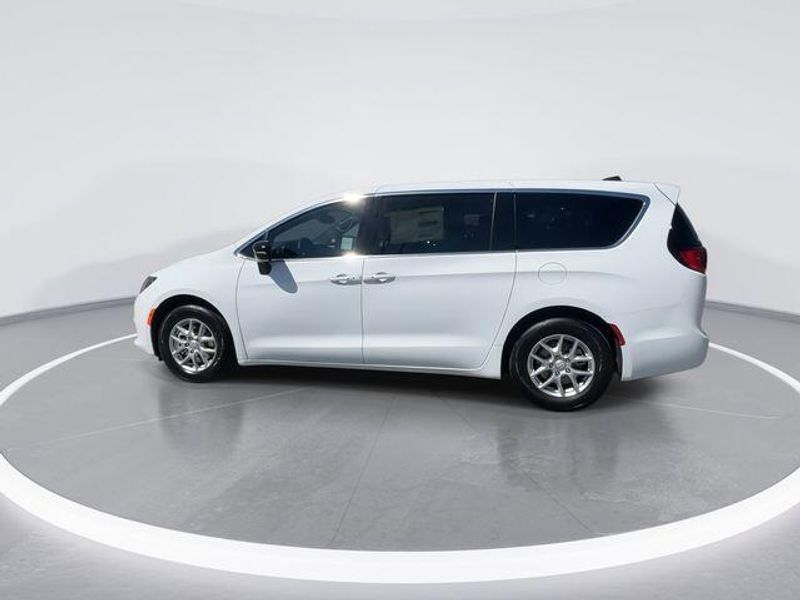 New 2026 Chrysler Voyager LxImage 5