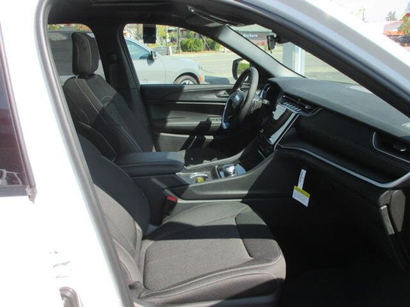 2025 Jeep Grand Cherokee Laredo X 4x4Image 27