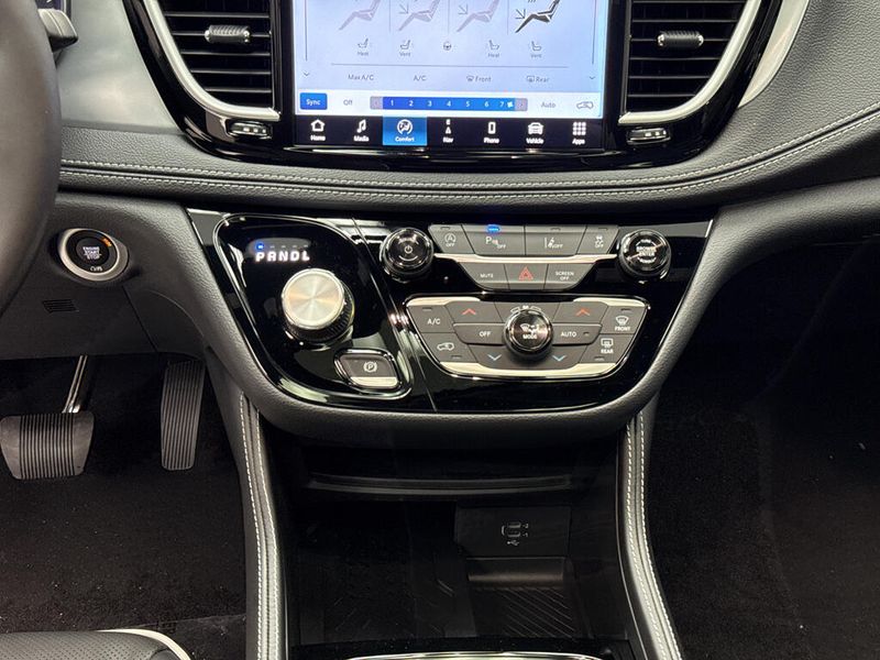 New 2026 Chrysler Pacifica Limited AwdImage 10