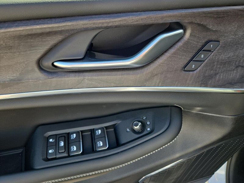 2025 Jeep Grand Cherokee Overland photo 9
