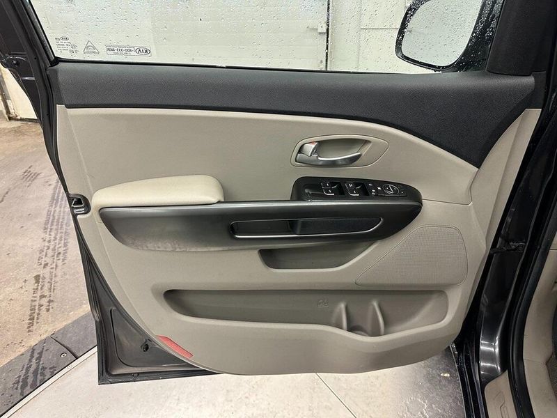 2021 Kia Sedona LXImage 18