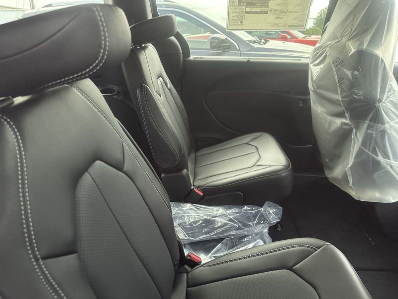2023 Chrysler Pacifica Touring LImage 19