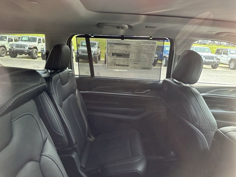 2023 Jeep Grand Cherokee L Limited 4x4Image 27