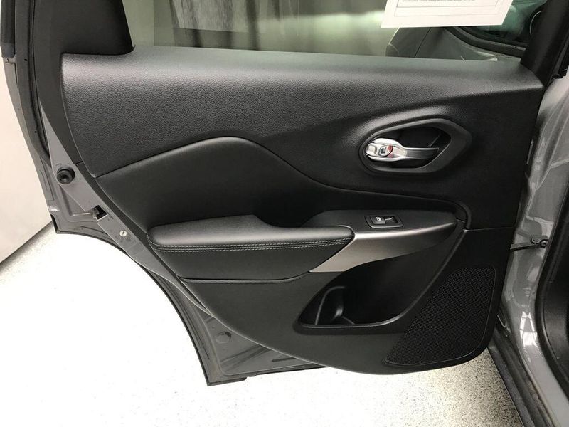 Used 2022 Jeep Cherokee LimitedImage 8