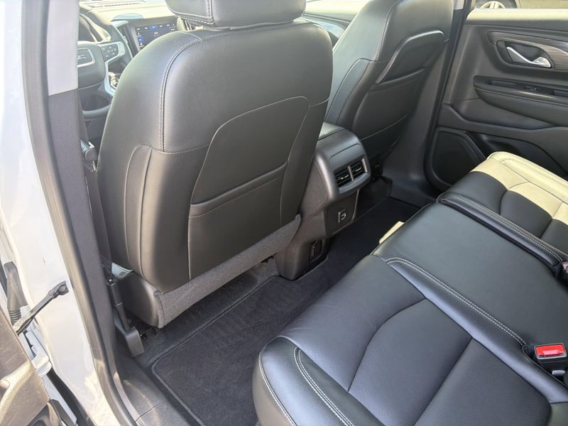 Used 2024 GMC Terrain SLTImage 34