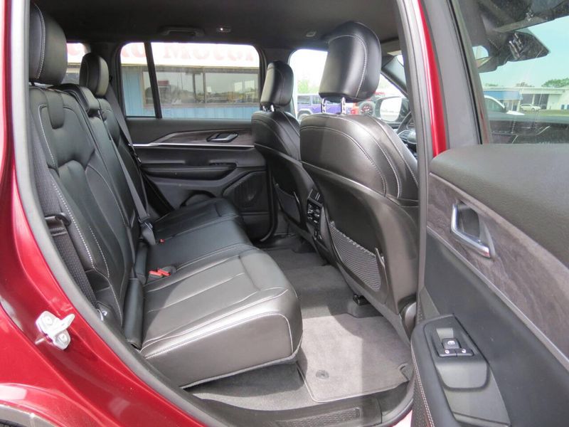 Used 2025 Jeep Grand Cherokee Limited 4x4 4dr SUVImage 21