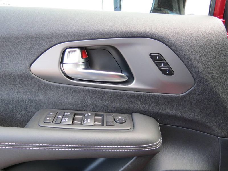New 2026 Chrysler Pacifica SelectImage 10