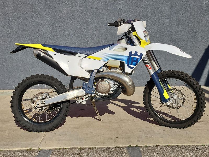 2024 HUSQVARNA TE 300  in a WHITE exterior color. Del Amo Motorsports of Los Angeles (562) 262-9181 delamomotorsports.com 