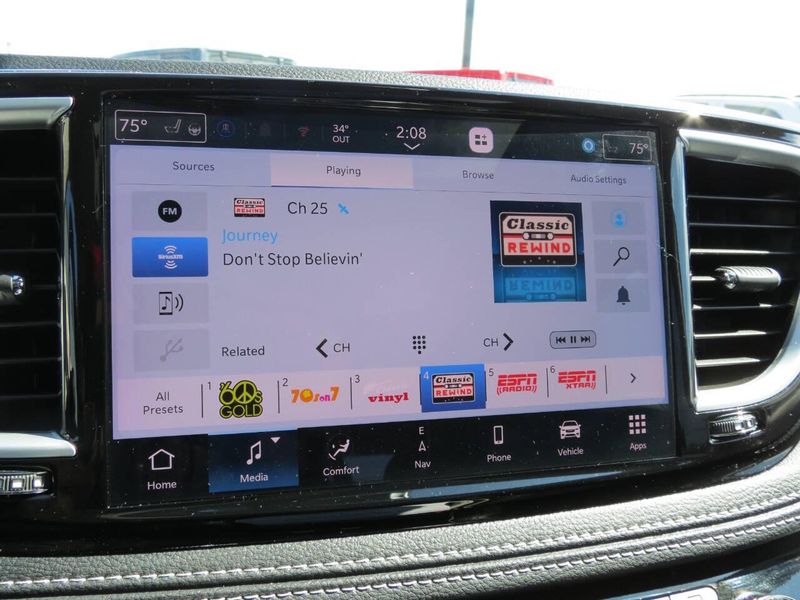Used 2024 Chrysler Pacifica Limited 4dr Mini VanImage 13
