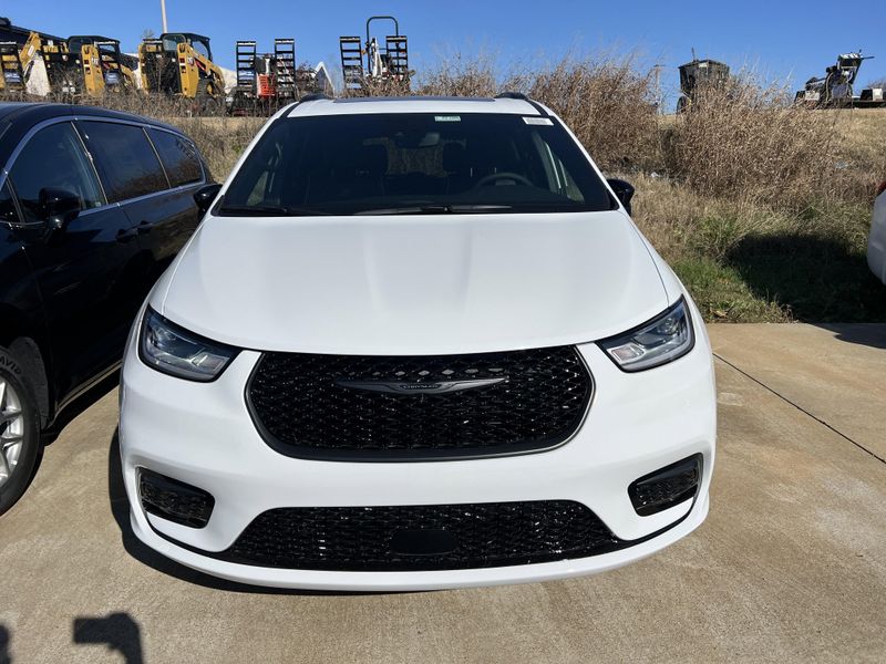 New 2026 Chrysler Pacifica LimitedImage 2