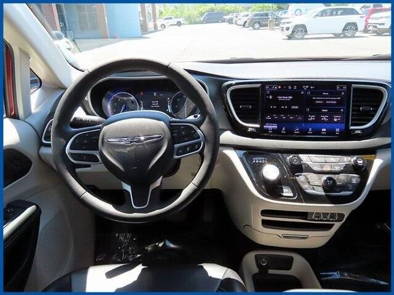 2023 Chrysler Pacifica Touring LImage 12