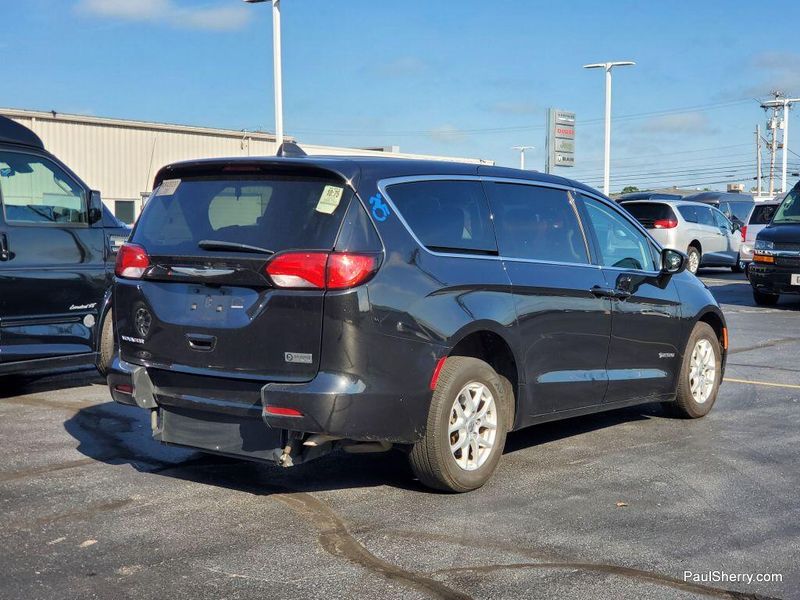 Used 2023 Chrysler Voyager LXImage 10