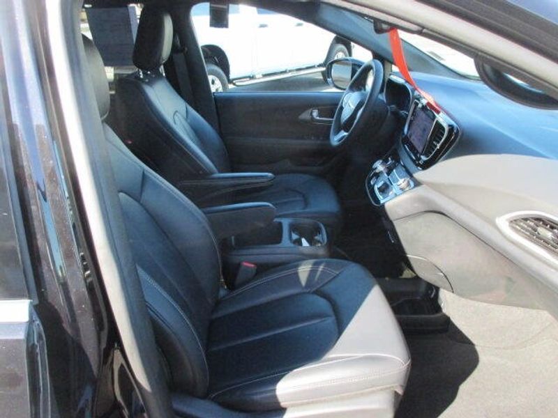 Used 2025 Chrysler Pacifica SelectImage 25