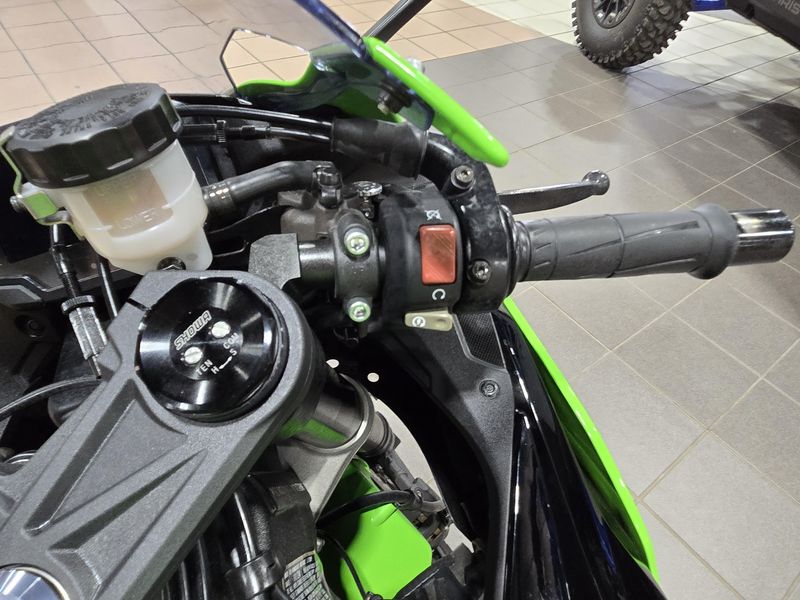 USED 2025 KAWASAKI NINJA ZX6R KRT EDITION LIME GREEN AND EBONY AND PEARL BLIZZARD WHITE Image 15