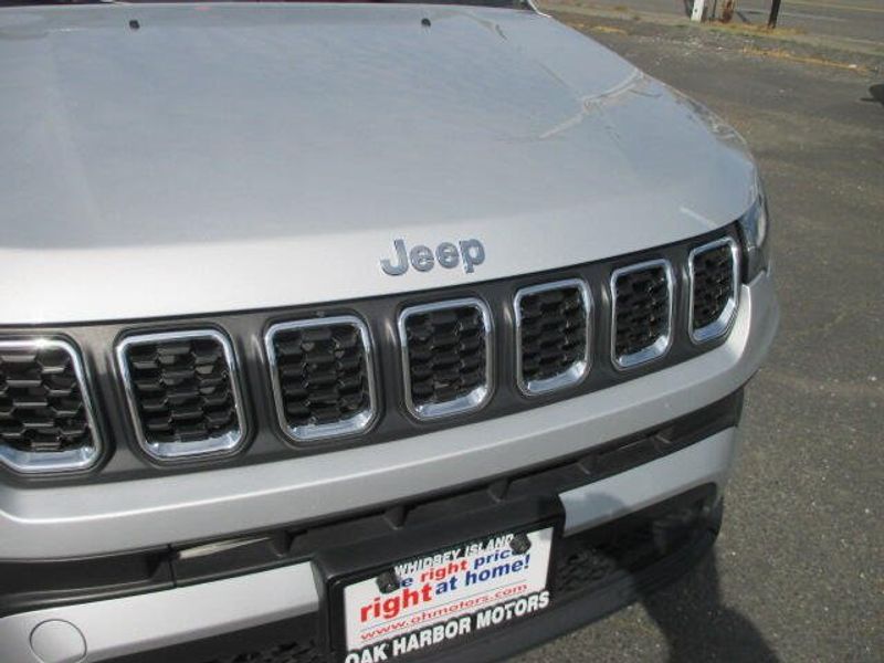 Used 2024 Jeep Compass LatitudeImage 4