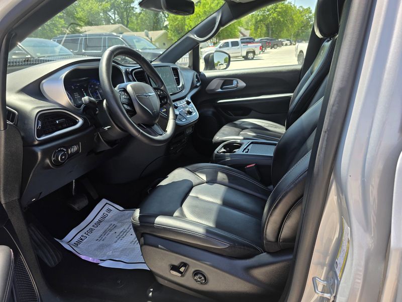 Used 2023 Chrysler Pacifica Touring LImage 10
