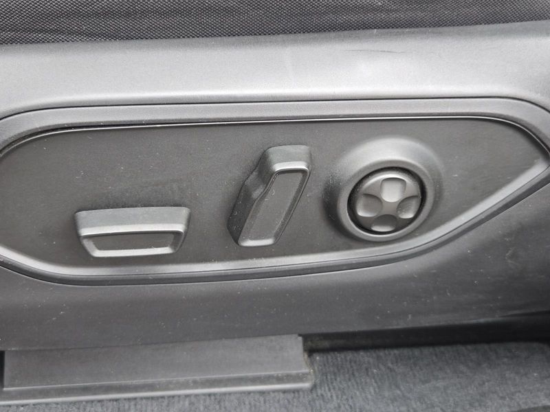 Used 2023 Jeep Grand Cherokee Laredo 4x2