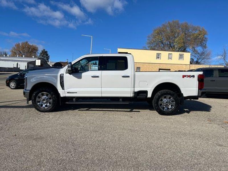 2024 Ford F-350 Lariat photo 2
