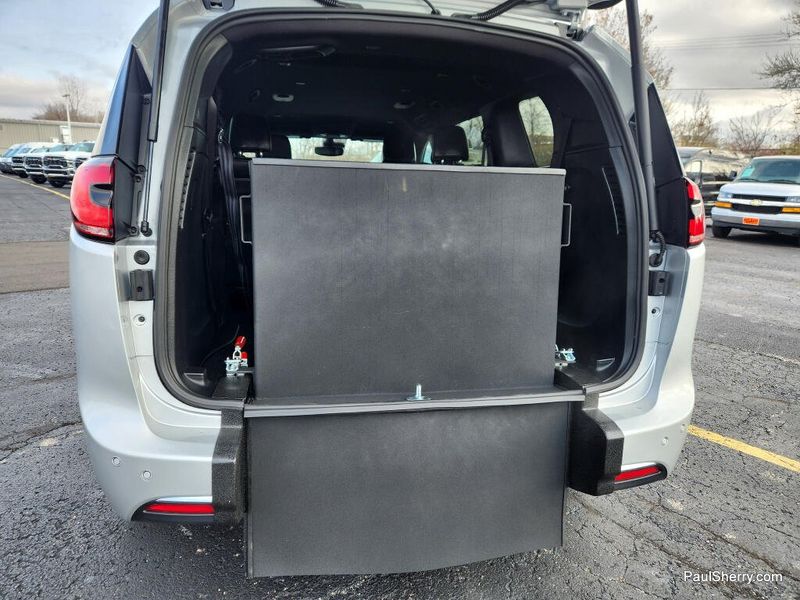 New 2026 Chrysler Pacifica Select