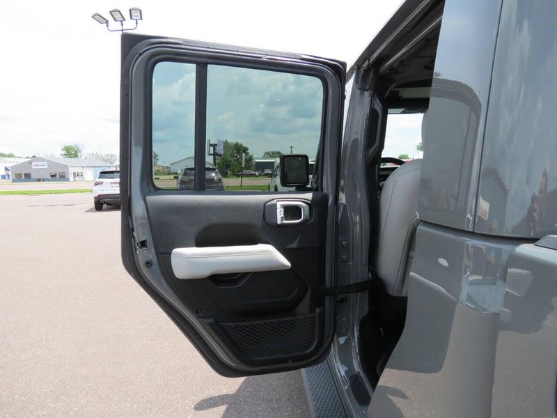 Used 2022 Jeep Gladiator High Altitude 4x4 4dr Crew Cab 5.0 ft. SBImage 28