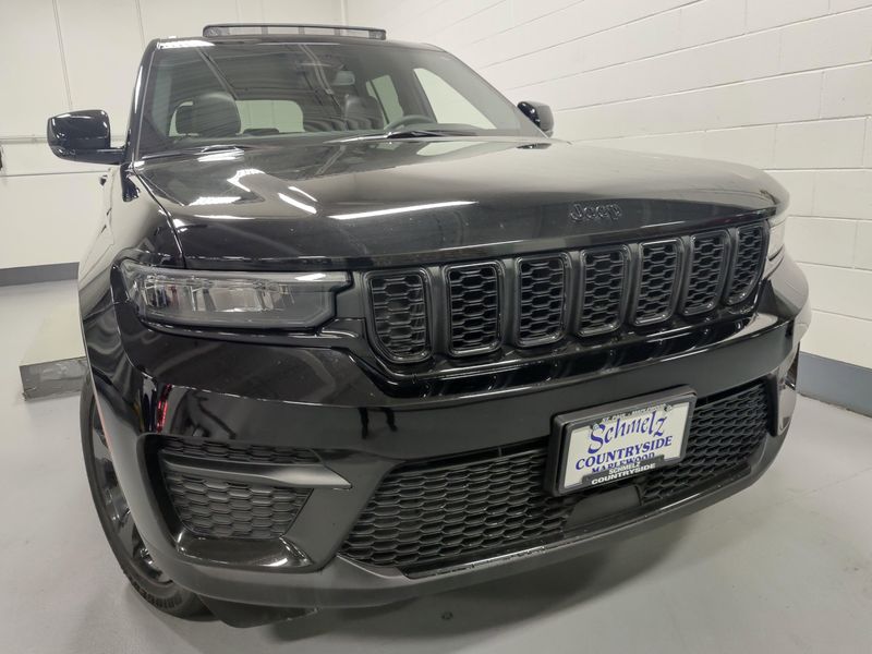 Used 2024 Jeep Grand Cherokee Altitude X 4X4 w/SunroofImage 3