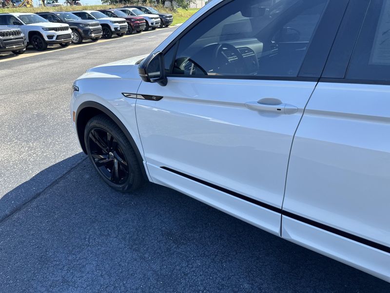 Used 2023 Volkswagen Tiguan SE R-Line BlackImage 12