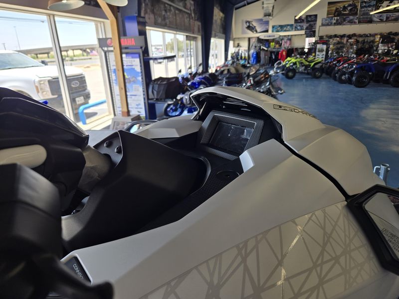 2025 Yamaha GP SVHO WAUDIO WHITE AND RACING BLUE Image 9