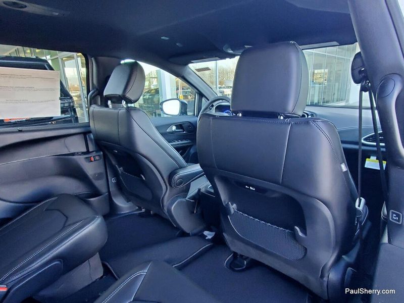 New 2026 Chrysler Pacifica Select