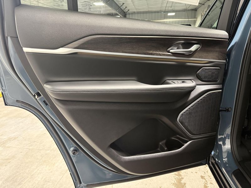 New 2026 Jeep Grand Cherokee L Limited 4x4Image 22