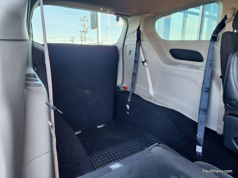 2022 Chrysler Voyager LXImage 41