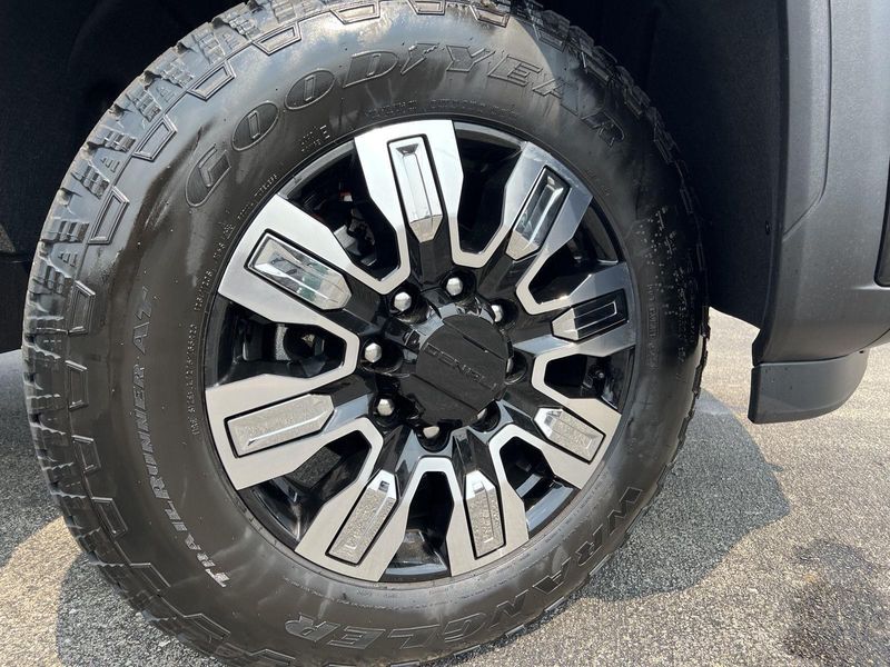 2025 Gmc Sierra HD Denali photo 2