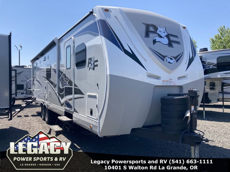 2024 ARCTIC FOX 32A  in a MOON STONE exterior color. Legacy Powersports 541-663-1111 legacypowersports.net 