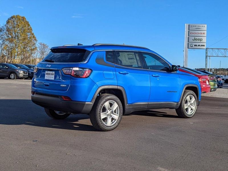 2022 Jeep Compass Latitude 4x4 in a Laser Blue Pearl Coat exterior color and Blackinterior. Johnson Dodge 601-693-6343 pixelmotiondemo.com 