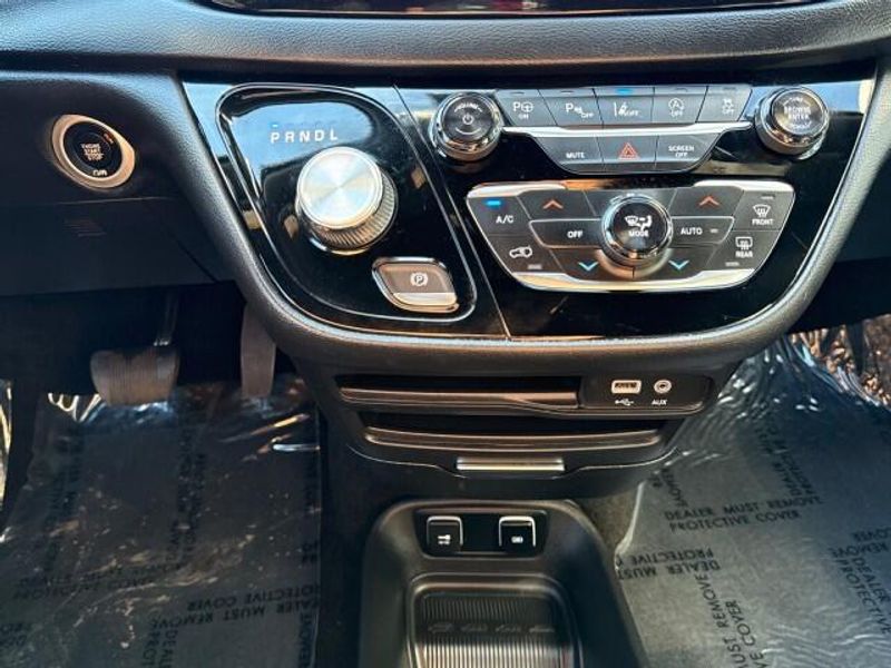 2019 Chrysler Pacifica Touring L photo 17