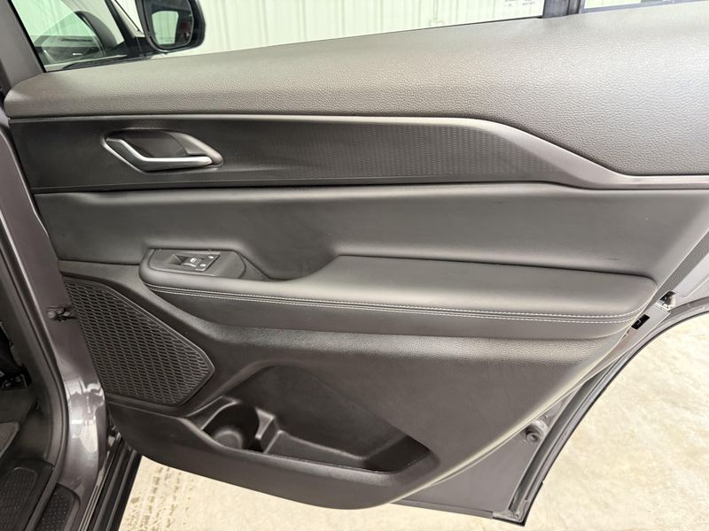 Used 2025 Jeep Grand Cherokee L LaredoImage 9