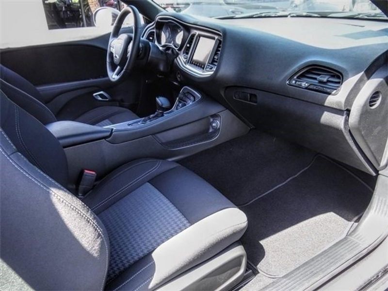 2022 Dodge Challenger Sxt AwdImage 9