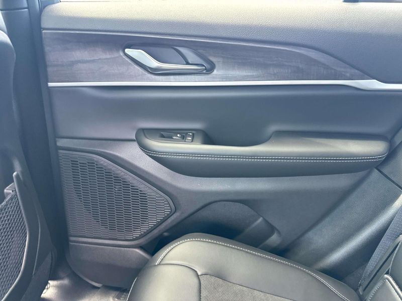 New 2026 Jeep Grand Cherokee Laredo Altitude 4x4