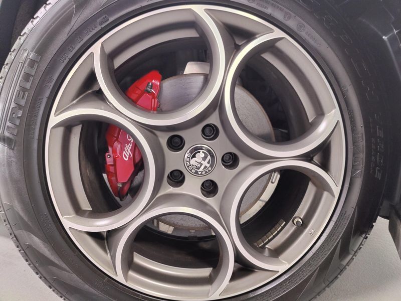 Used 2024 Alfa Romeo Stelvio Ti AWD w/Sunroof & NavImage 27